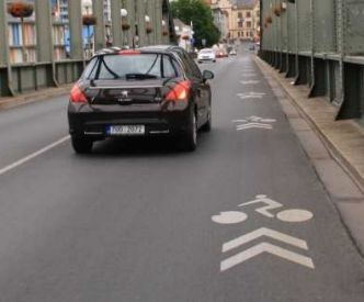 Piktogramový koridor pro cyklisty (V20)